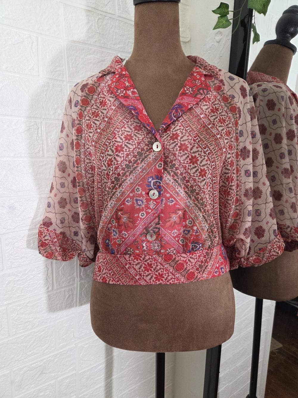 Zara TOP. Red Printed Button-Front Crop Blouse with Puff Sleeves
